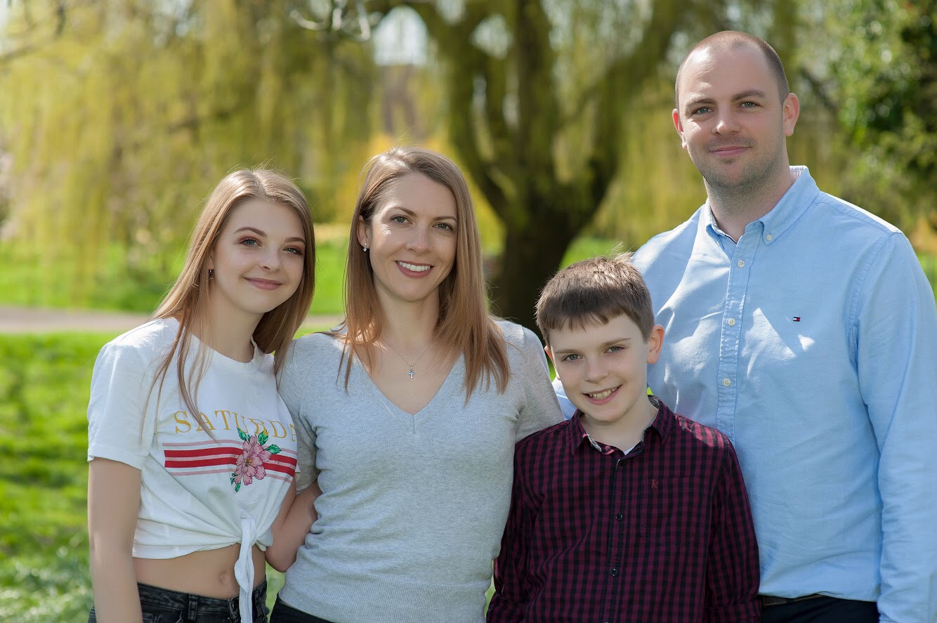 Relaxed outdoor family portrait — Peter Farrar Portraits Hampshire